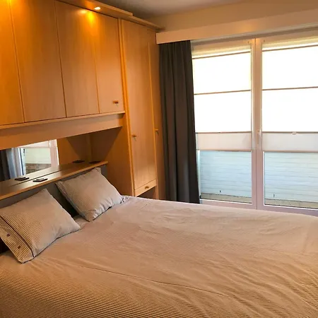 Seastar Apartment *
